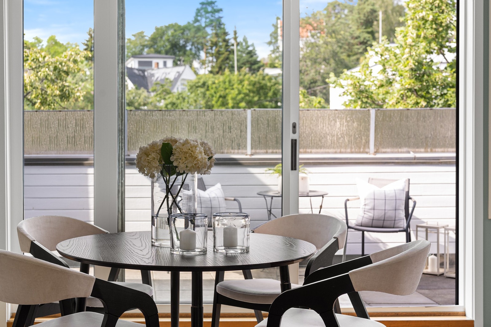 Spisebord med utsikt mot grønne omgivelser. Galleribilde