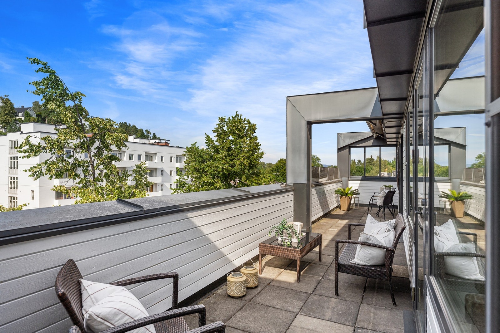 Terrassen gir en søm-løs overgang mellom inne- og uterom. Galleribilde