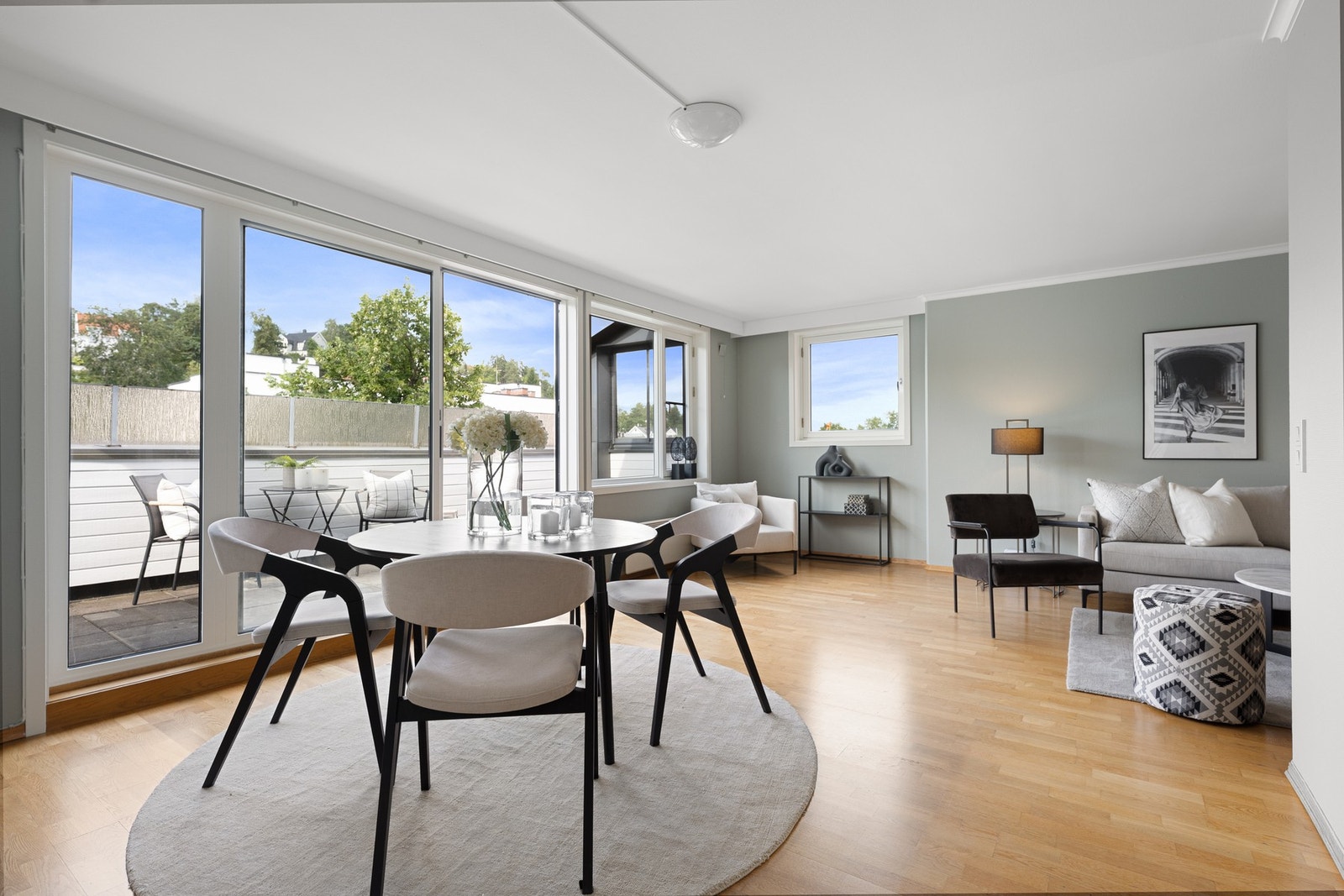 Leiligheten har store vindusflater som sørger for masse naturlig lys. Galleribilde