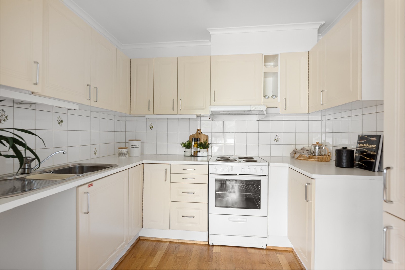 Hvit laminat skapinnredning med malte profilerte fronter. Galleribilde