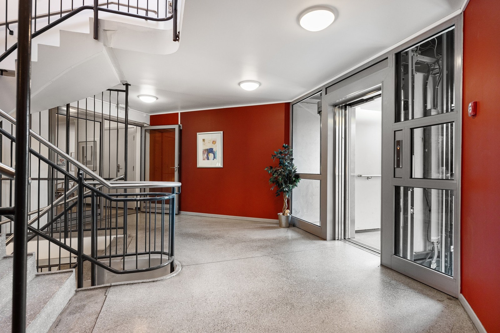 Leiligheten har praktisk adkomst med trappeoppgang og heis. Galleribilde