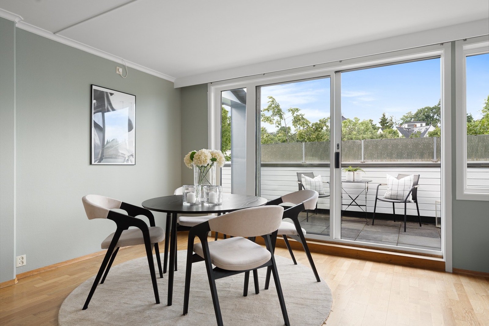 Stuen forsterkes visuelt av de store vindusflatene mot terrassen- får ekstra dybde, lys og romfølelse. Galleribilde