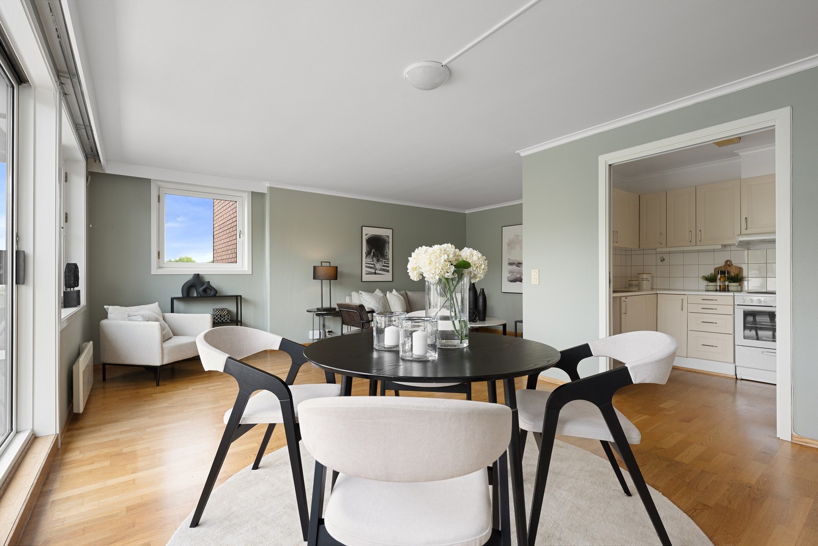 Kjøkkenet er delvis avskjermet og kan åpnes med flere alternativer Galleribilde