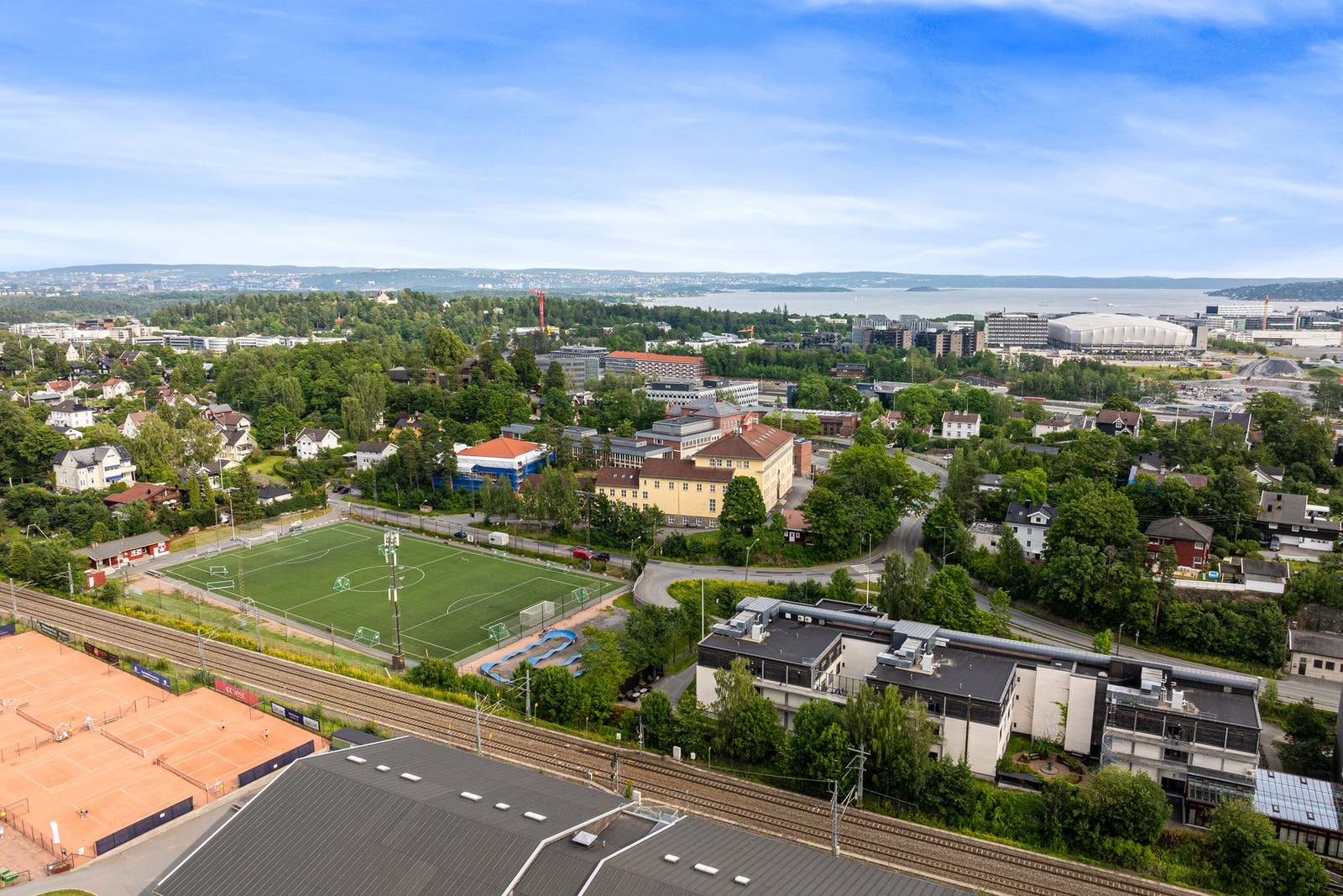 Leiligheten ligger i nærheten til flere treningssentre som EVO Stabekk og SATS Bekkestua. Galleribilde