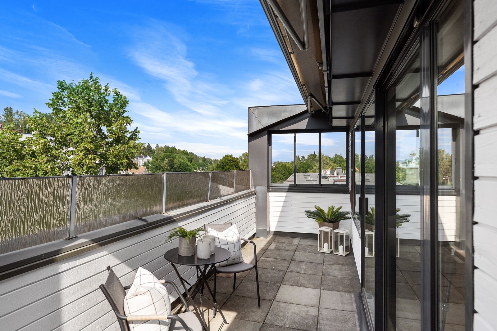 Gulvet på terrassen har betongheller. På sommeren har man et pent, heldekkende og selvdrenerende filtdekke over hele balkongen. Galleribilde