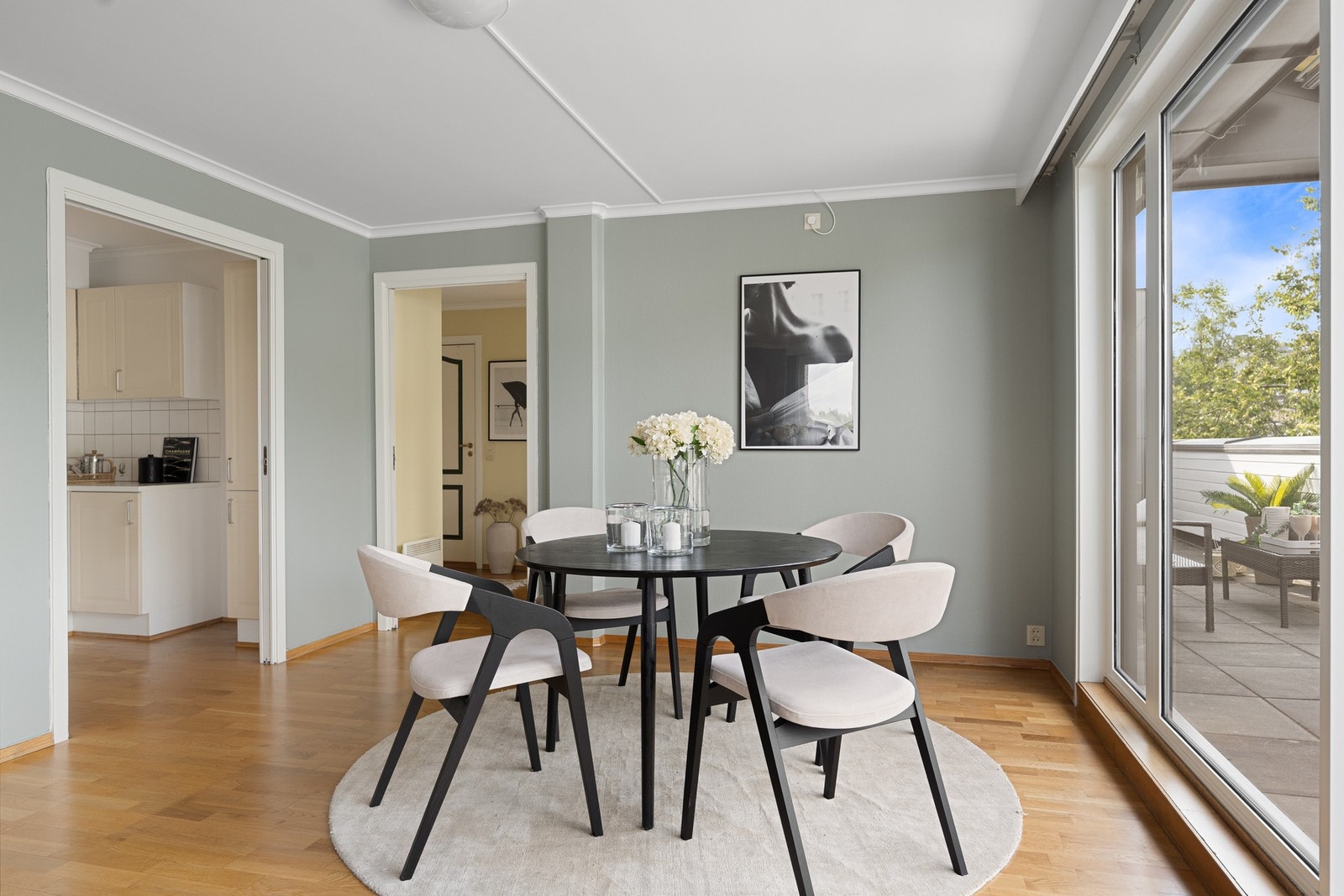 Stuen er romsllig, og man har god plass for spisebord utenfor kjøkkenet. Galleribilde