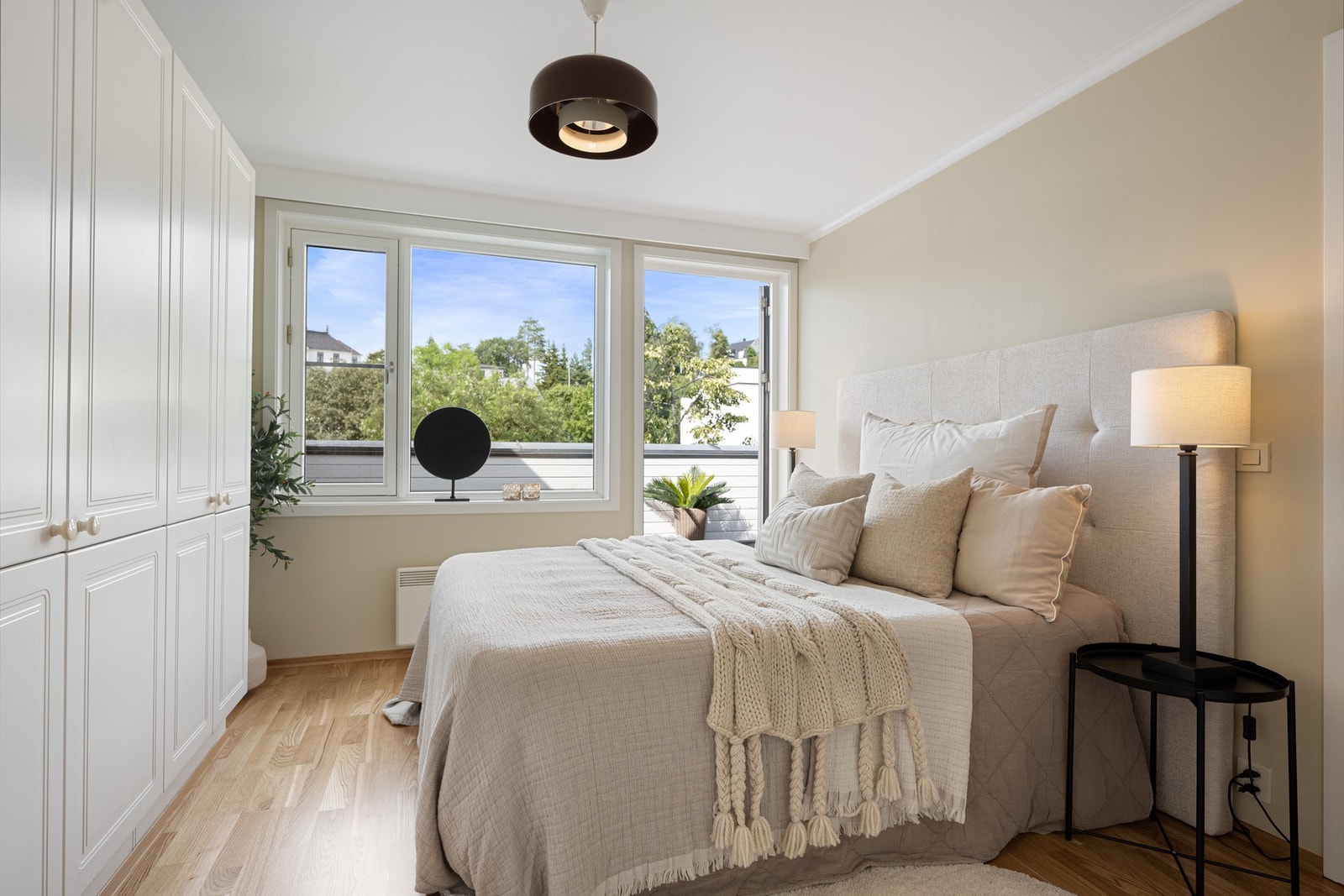 Hovedsoverommet har god plass til garderober og oppbevaring. Nytt gulv på rommet. Galleribilde