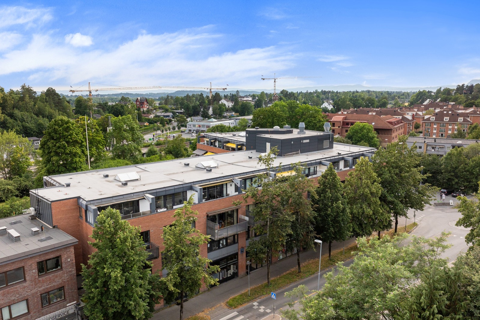 I bygget finner du både Kiwi, optiker, frisør og butikker innen blomster, interiør og mote. Galleribilde