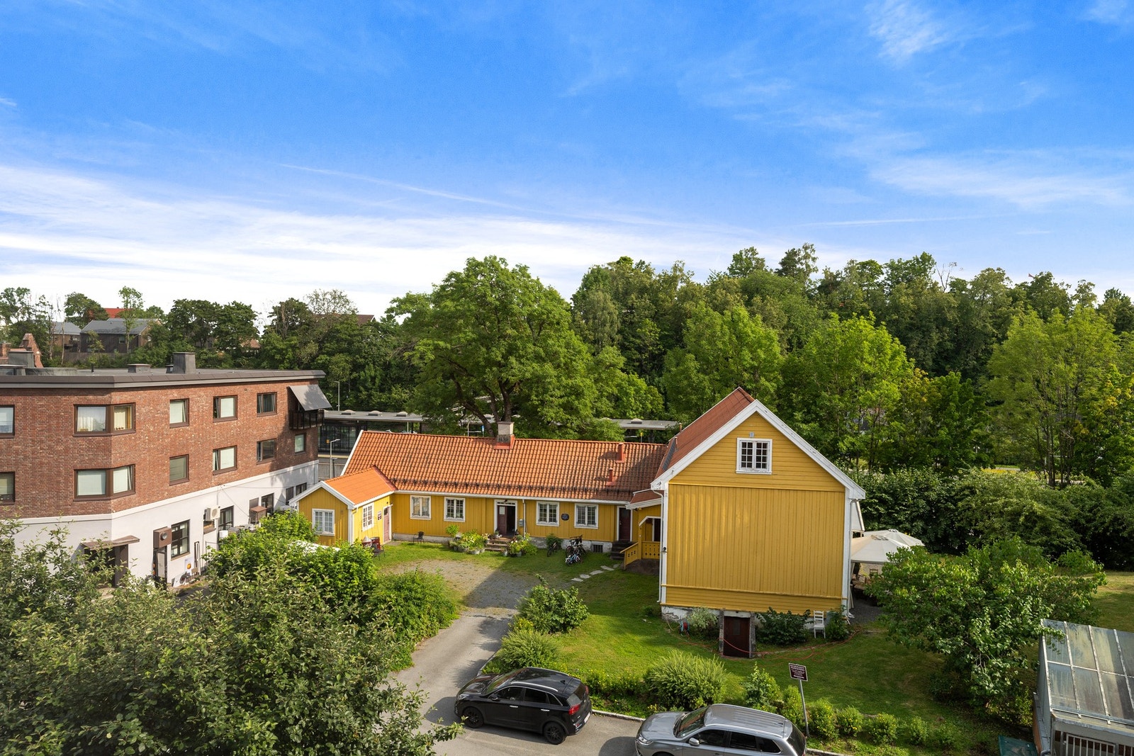 Området i Stabekk er preget av villabebyggelse og har flere kulturminner som vitner til stedets utvikling. Galleribilde