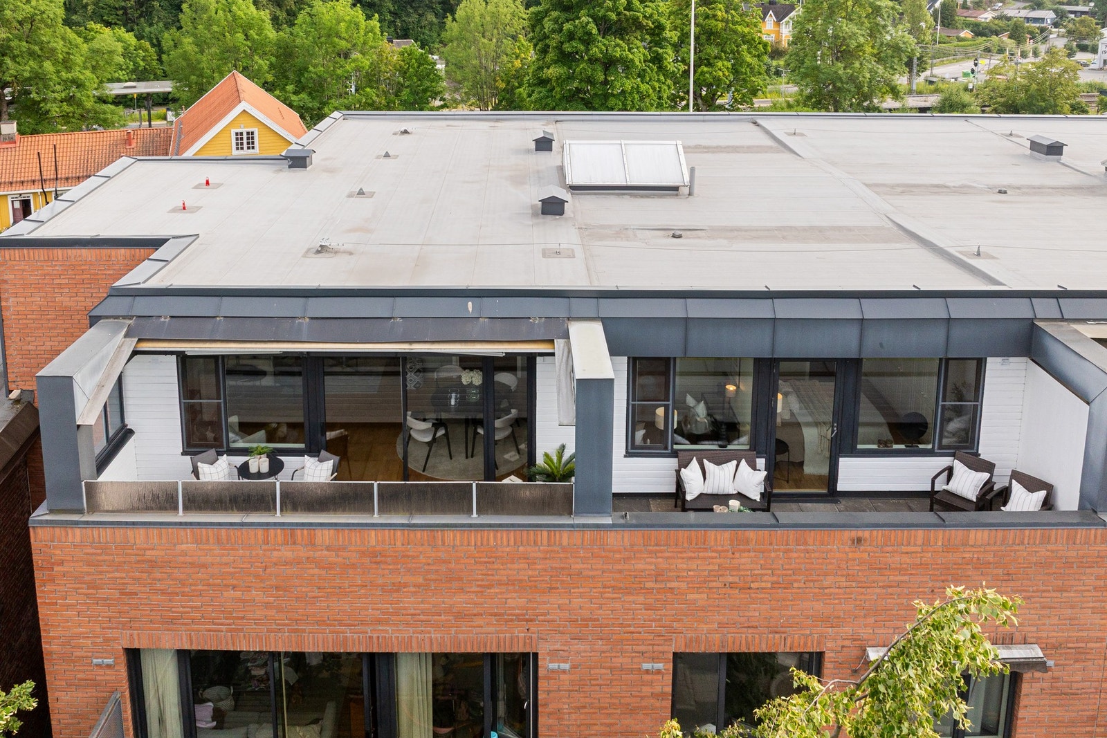 Terrassen er en sjelden perle og ligger skjermet til uten naboer på hjørnet. Galleribilde