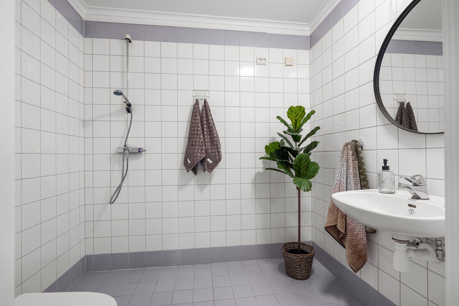 Bad med adkomst fra entréen. Galleribilde