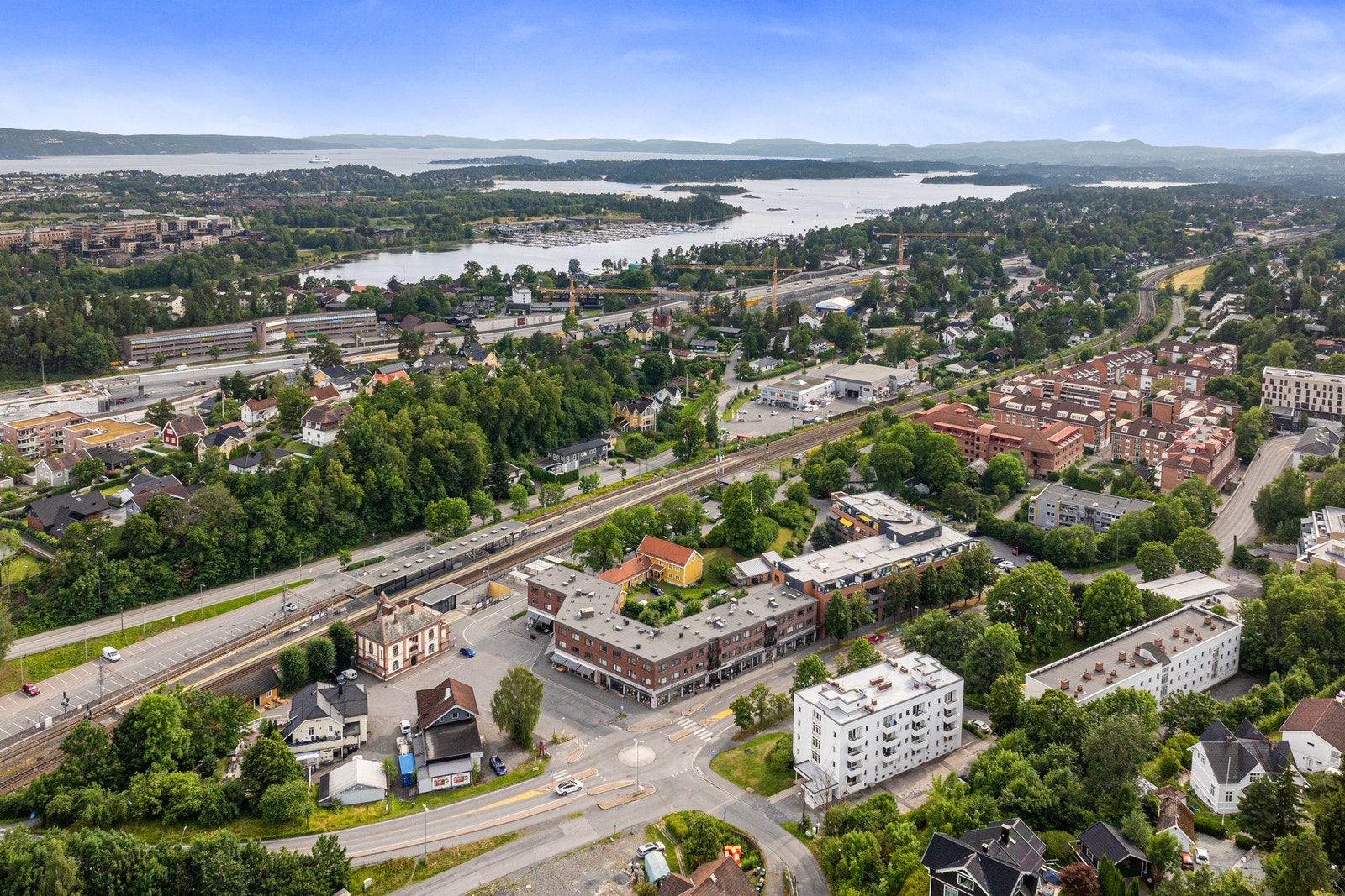 Kort vei til marka og fjorden, som gir mulighet for turgåing, sykling og båtliv. Galleribilde