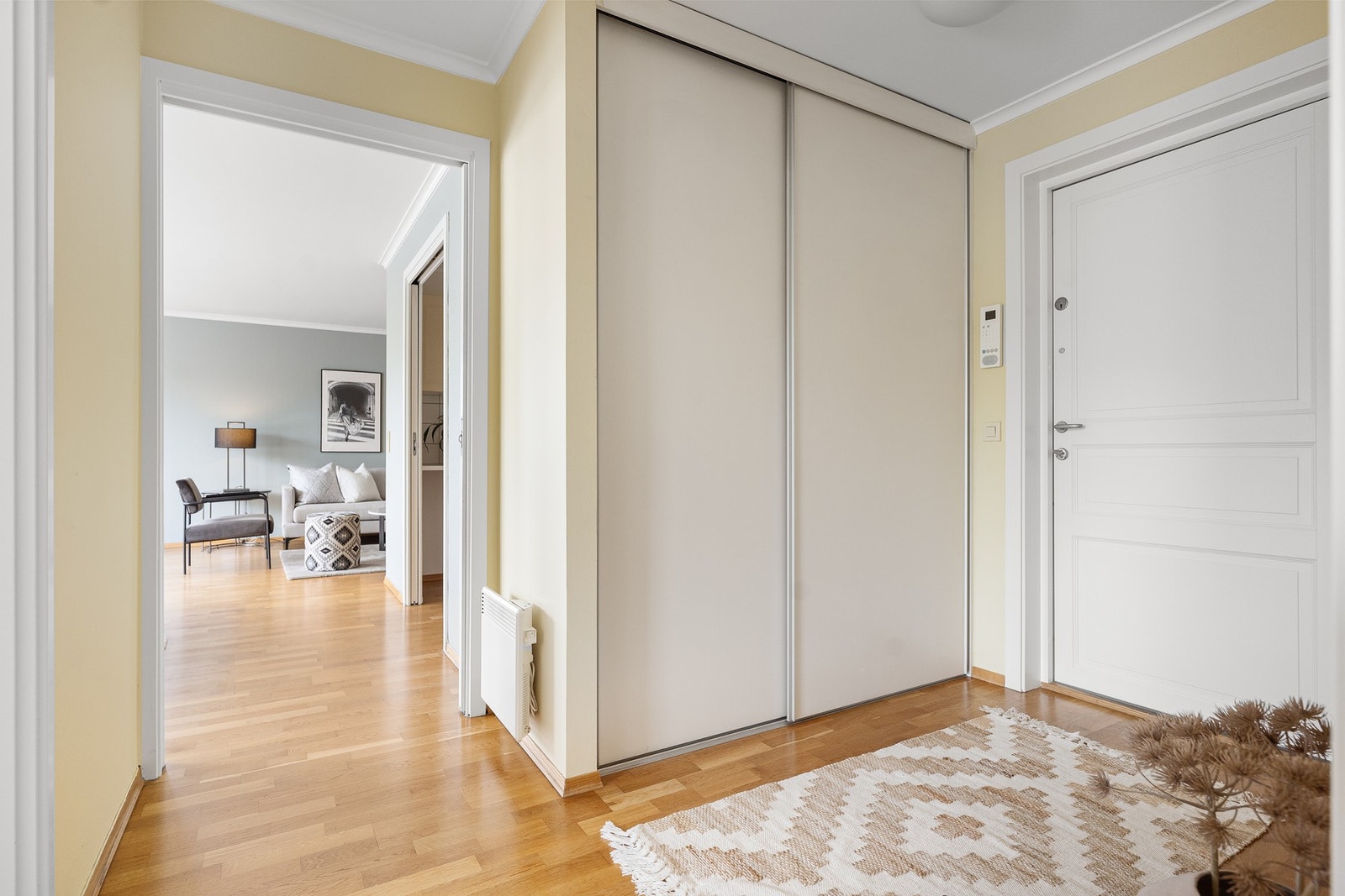 God plass for garderobe og oppbevaring holder entreen ryddig og innbydende. Galleribilde