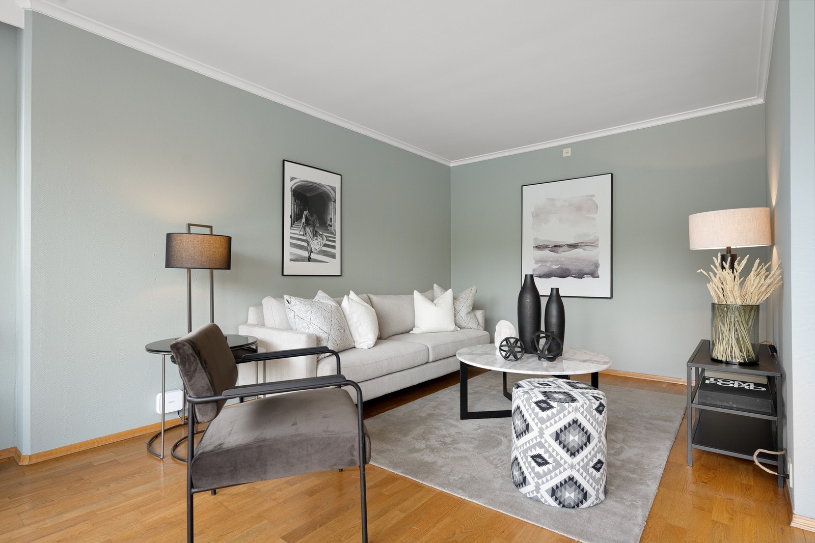 Velutnyttet stue med rom for tv-hjørnet- skaper en naturlig sone for underholdning. Galleribilde