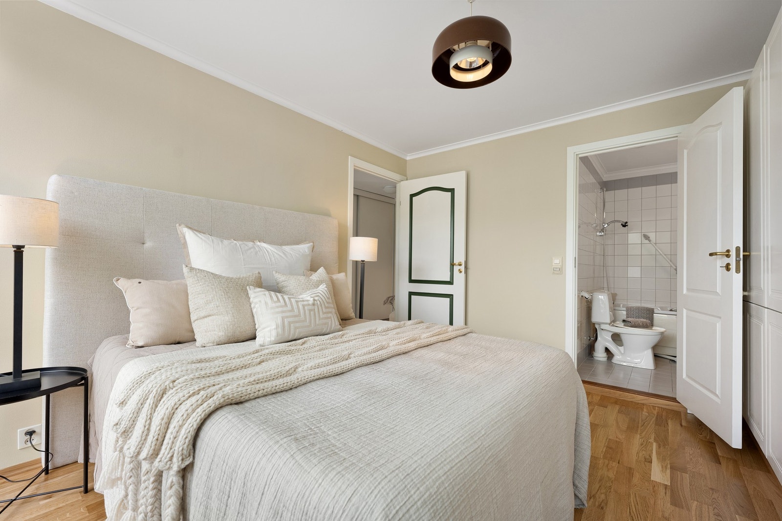 Fra hovedsoverommet har du direkte adkomst til bad. Galleribilde