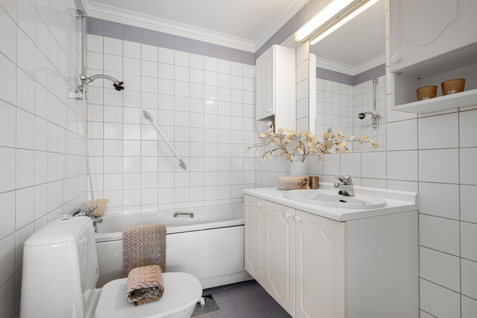 Badet med adkomst fra hovedsoverommet. Galleribilde