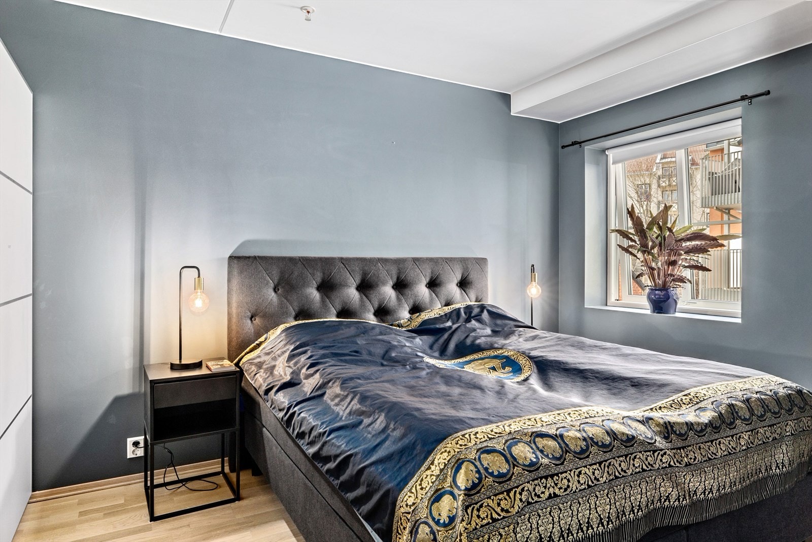 Hovedsoverom med god plass til bred seng og nattbord på begge sider. Stort garderobeskap med rikelig av oppbevaringsplass medfølger. Galleribilde