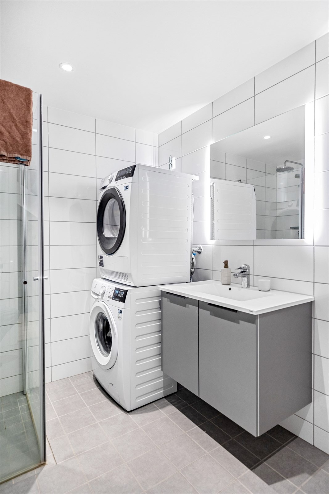 Det er downlights i himlig og varme i gulv. Galleribilde