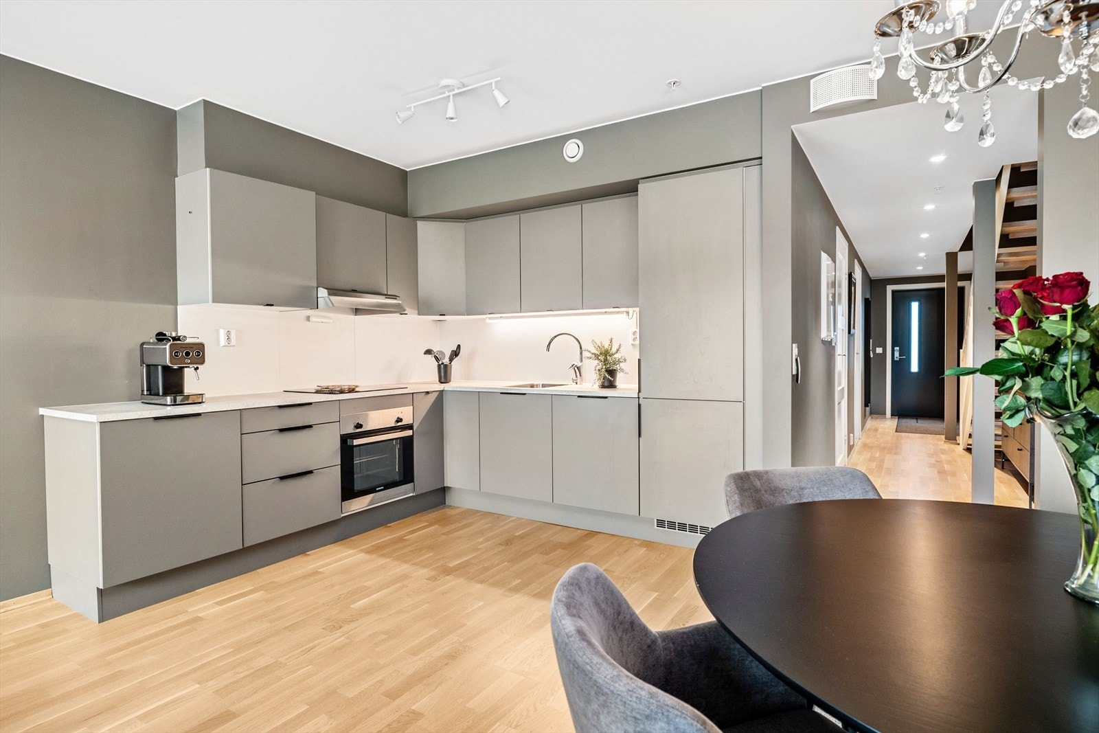 Kjøkkenet byr på en svært delikat innredning fra HTH med rikelig av lagringsplass i over- og underskap samt integrerte hvitevarer. Galleribilde