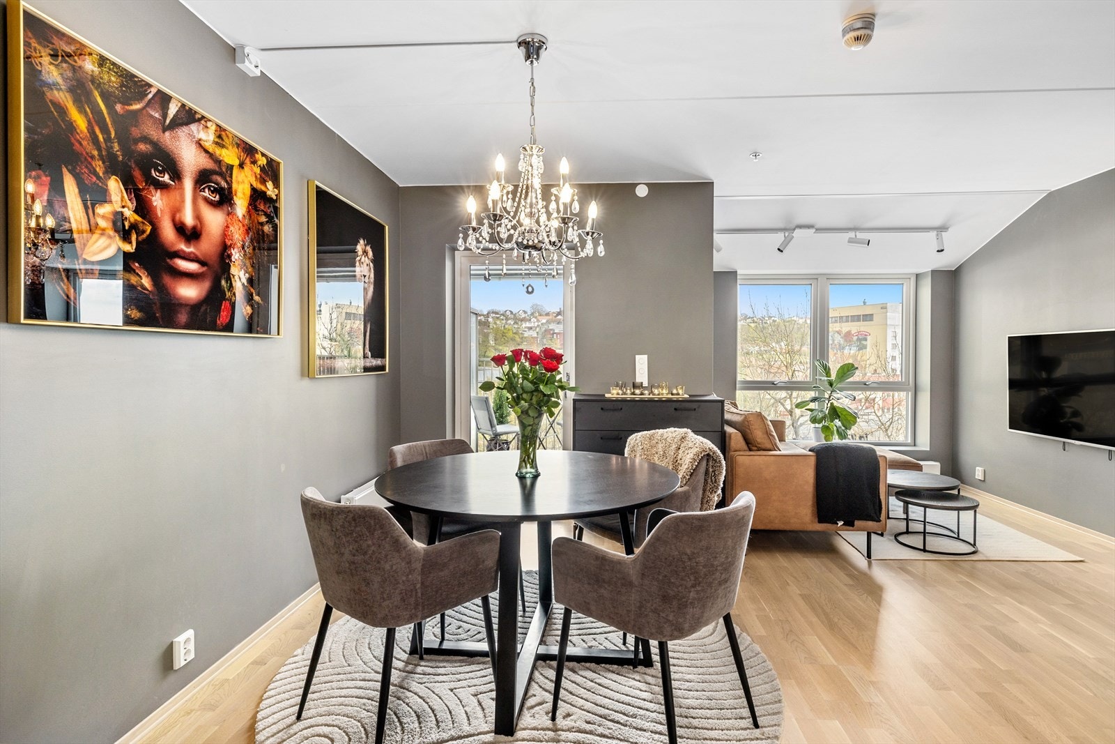 Sosial, åpen stue- kjøkkenløsning med utgang til balkong. Galleribilde