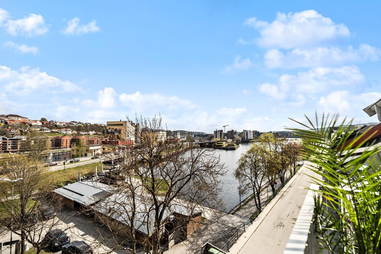 Glassmestergården ligger i historiske og maritime omgivelser i Hjellen med flott utsikt over Hjellevannet. Galleribilde