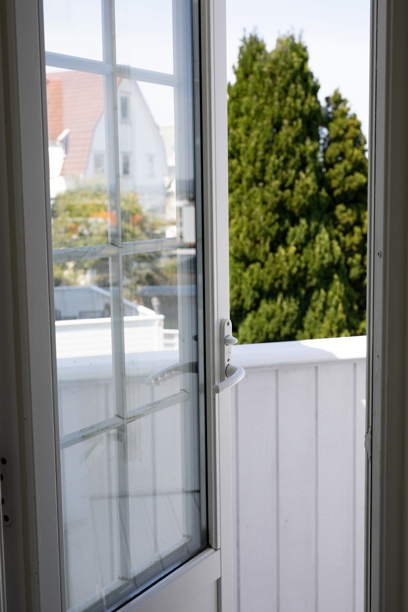 Ut mot balkong fra rom 4 Galleribilde