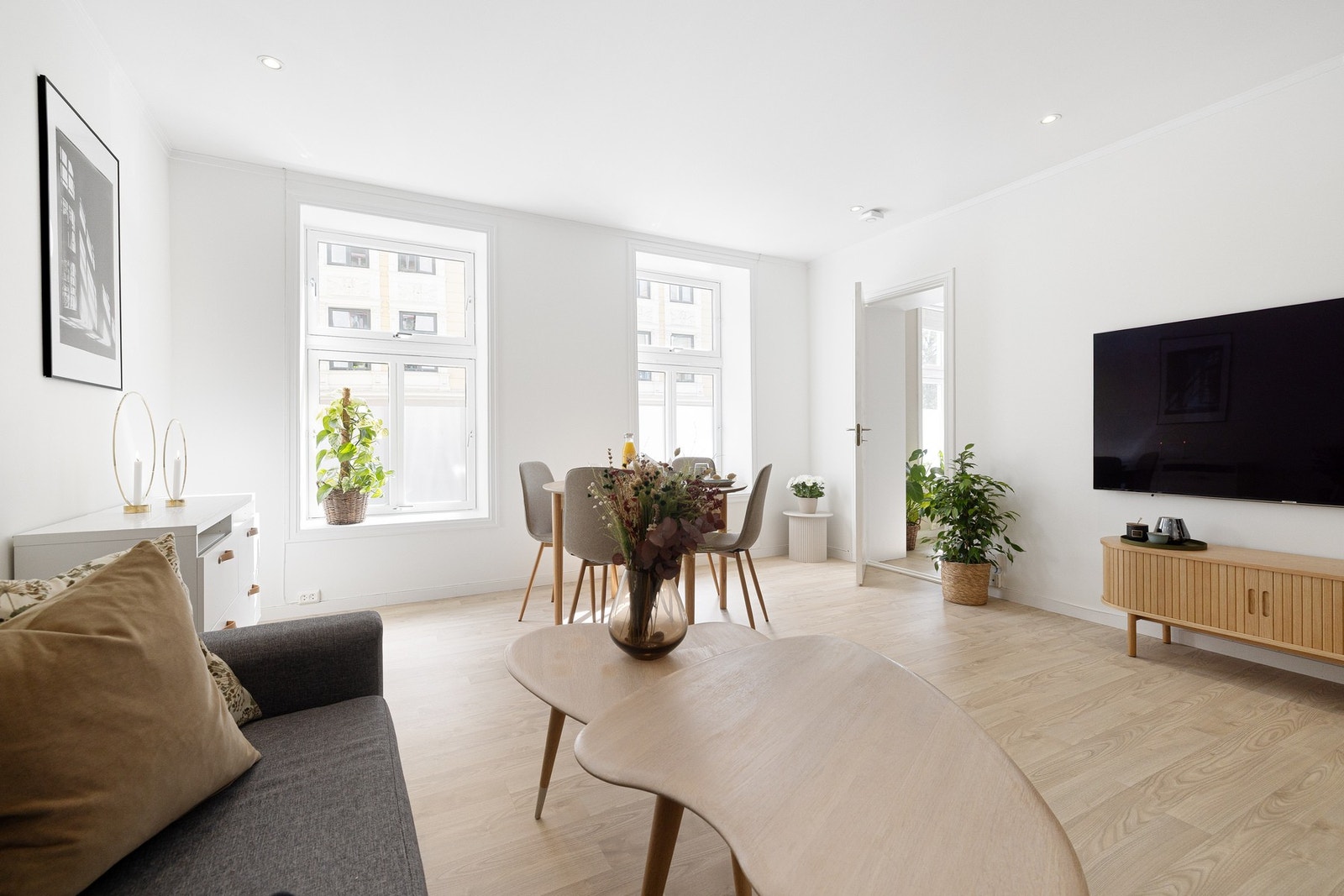 Stuens veggoverflater ble malt opp i 2025, samme år som kjøkkenet. Galleribilde