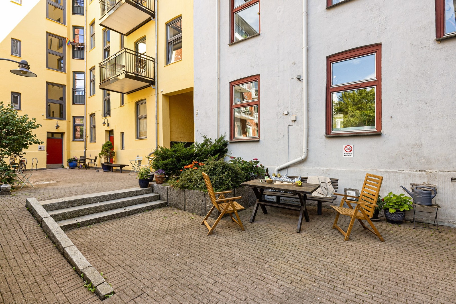 Ønsker du å bo i et hjem som er tilbaketrukket og usjenert, samtidig som du bor urbant? Da er denne boligen for deg! Galleribilde