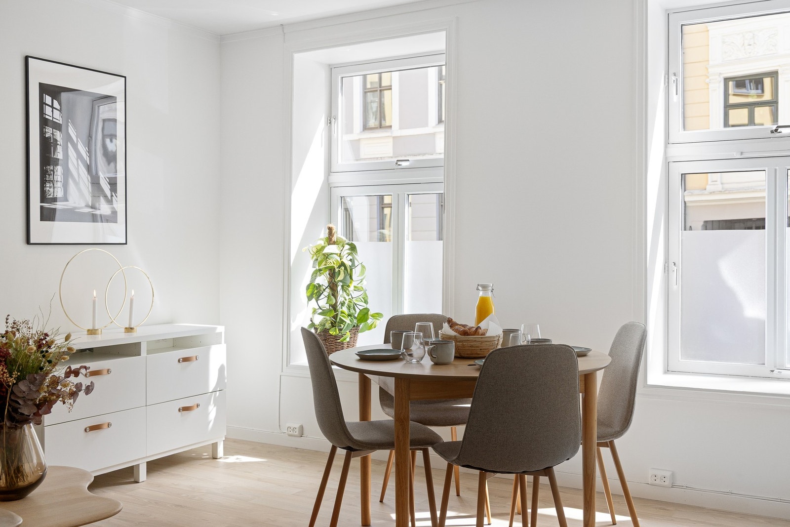 Stuen er et svært romslig og innbydende rom med god plass til både sofagruppe med tilhørende stuebord og mediemøblement, samt spisebord. Galleribilde