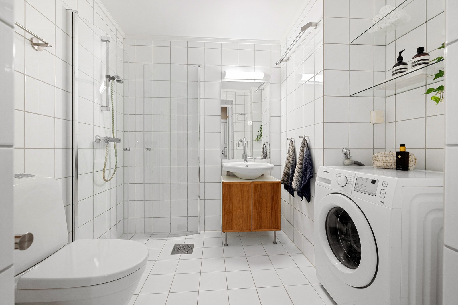 Badet ble opprinnelig renovert i 2001 og har siden gjennomgått flere oppgraderinger som gir rommet et tidsriktig og velholdt preg. Galleribilde