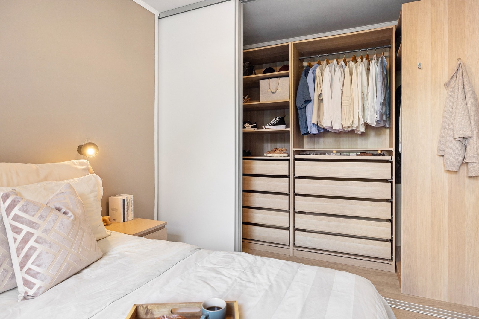 Romslig skyvedørsgarderobe fra 2018, med speilfront på én av dørene, som gir både effektiv oppbevaring og en følelse av økt romfølelse. Galleribilde