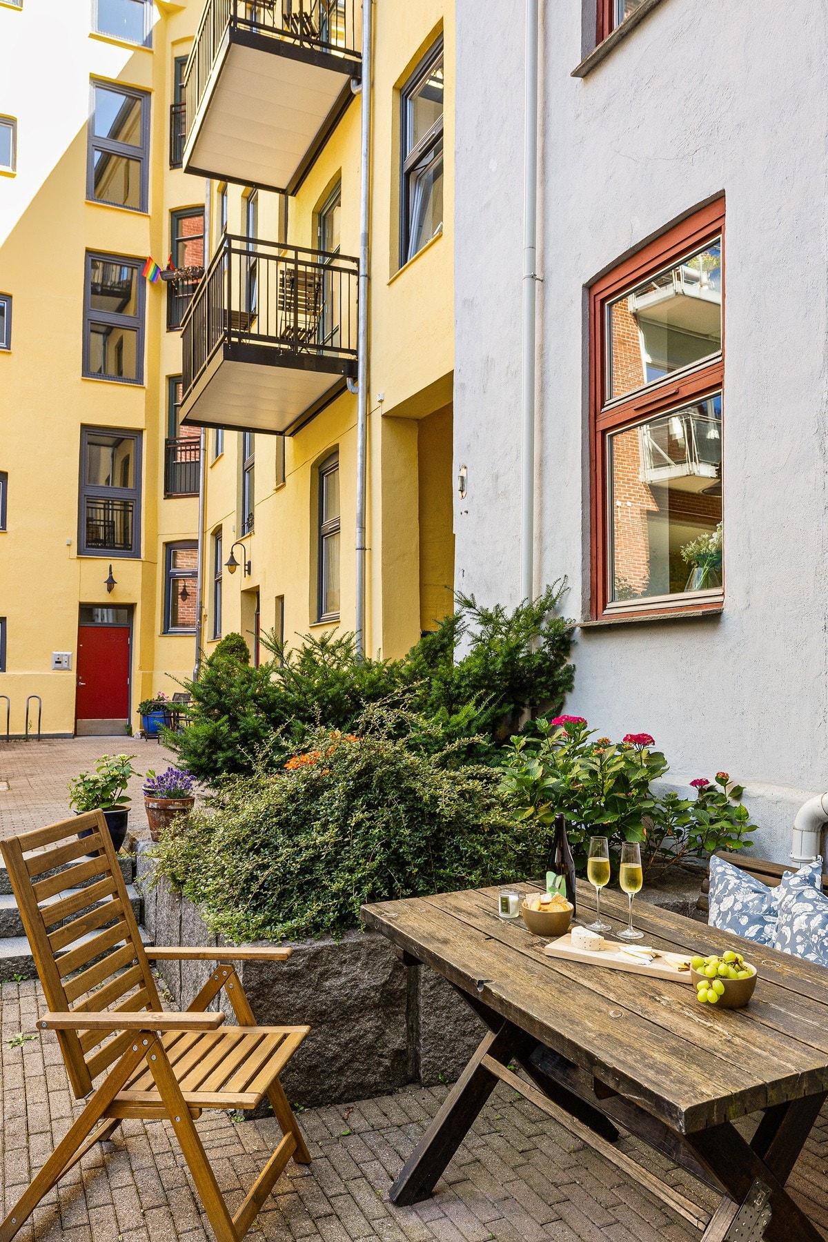 Idyllisk gårdsrom til fri benyttelse blant beboere. Galleribilde