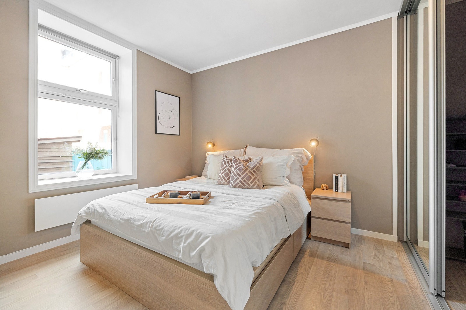 Rolig beliggende hovedsoverom, vendt mot rolig bakgård. Galleribilde