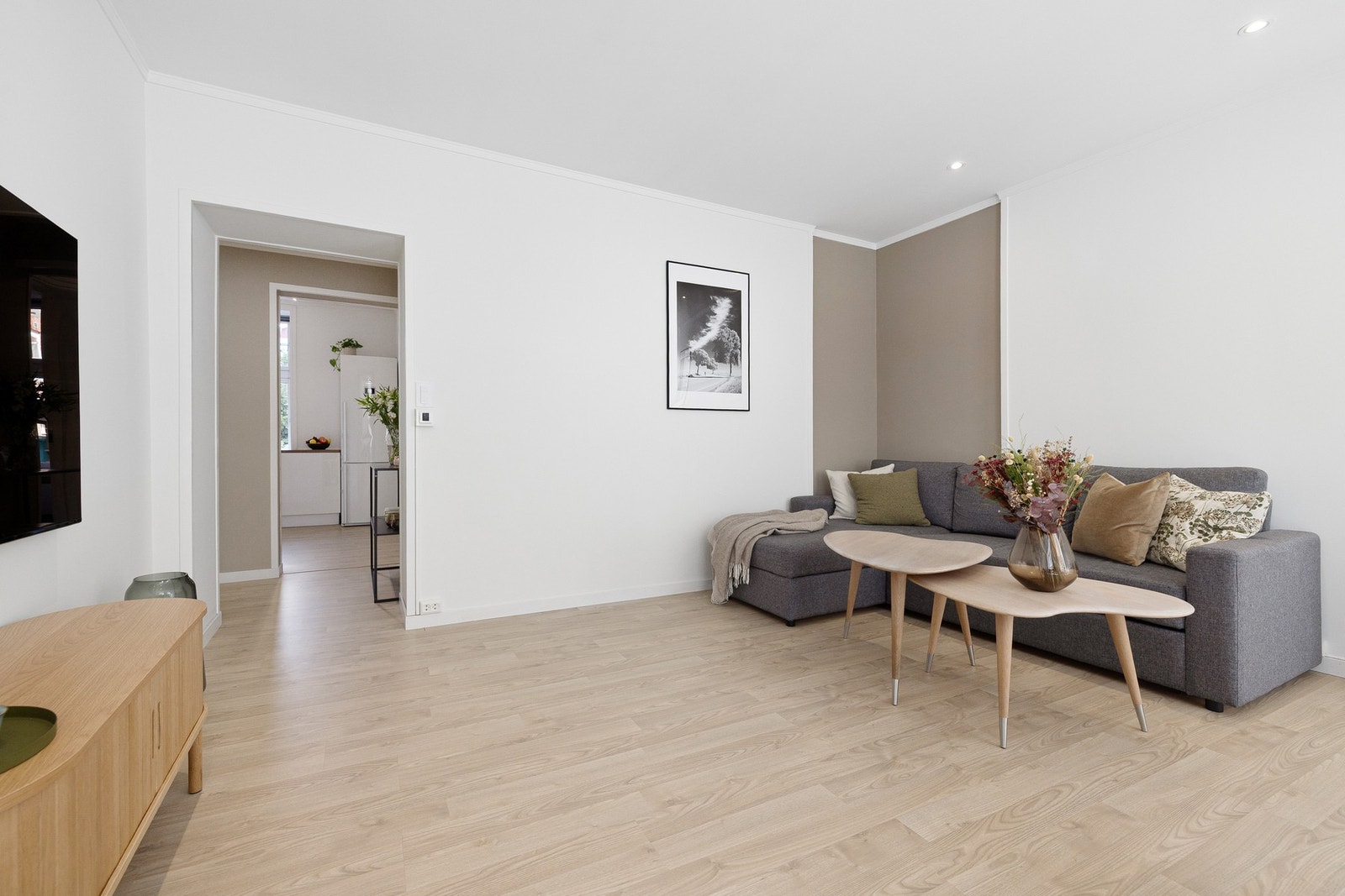 I henhold til byggetegninger er det et pipeløp som går i bakkant av den beige sonen i stuen. Megler har ikke gjort videre undersøkelser. Galleribilde