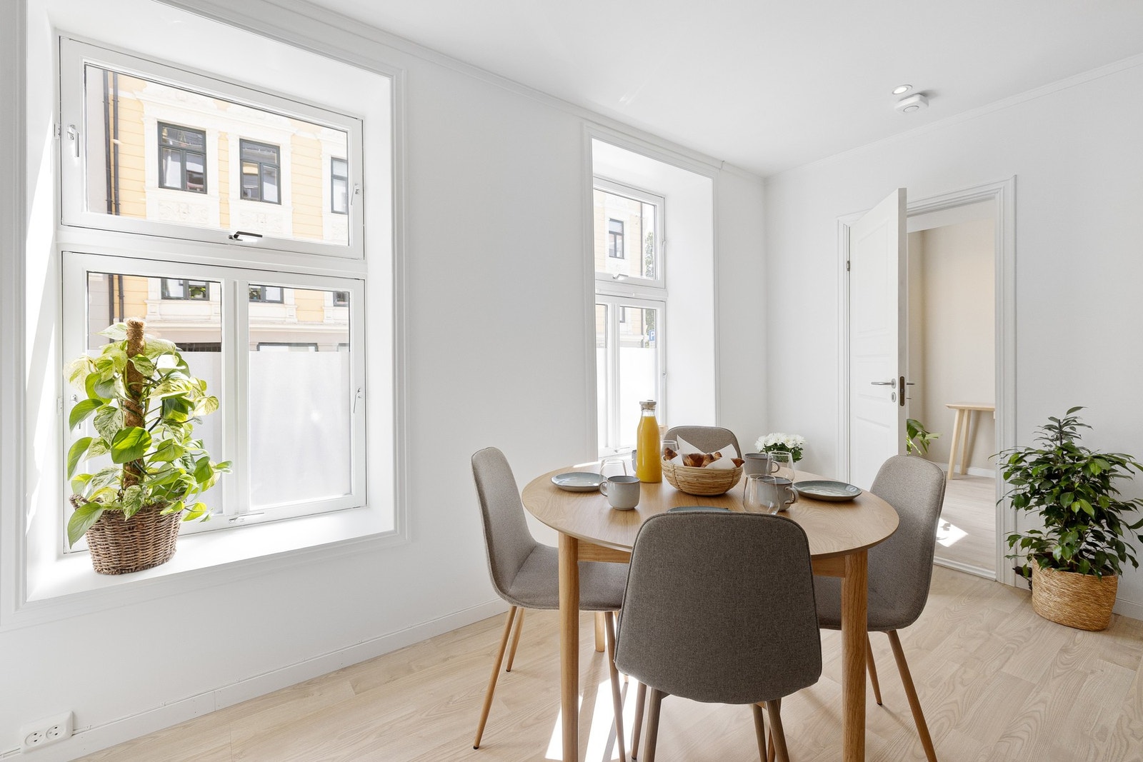 To store vinduer med brede karmer slipper inn rikelig med naturlig lys og gir en behagelig og luftig atmosfære i rommet. Galleribilde