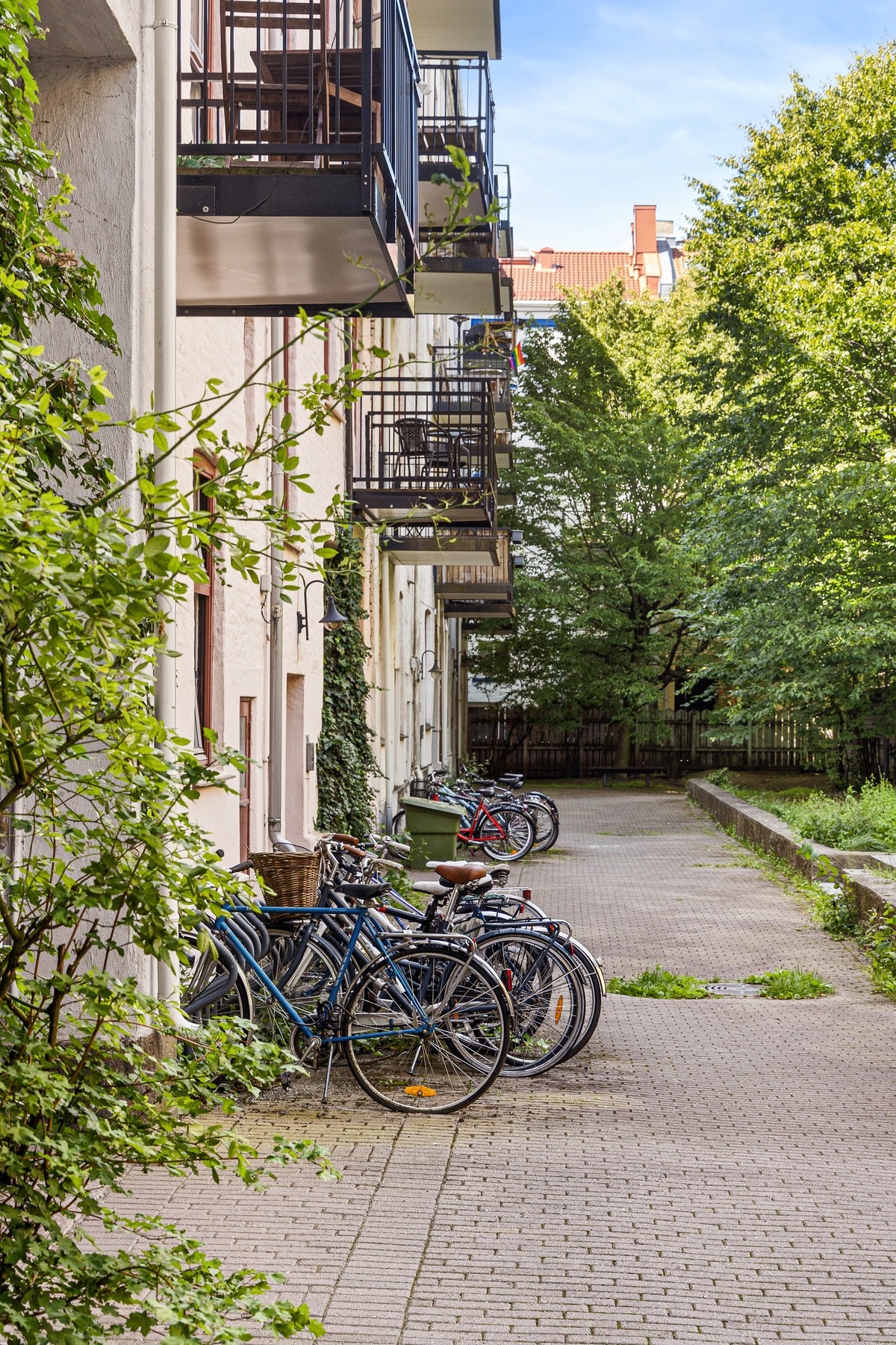 I gårdsrommet er det flere sykkelstativer. Galleribilde