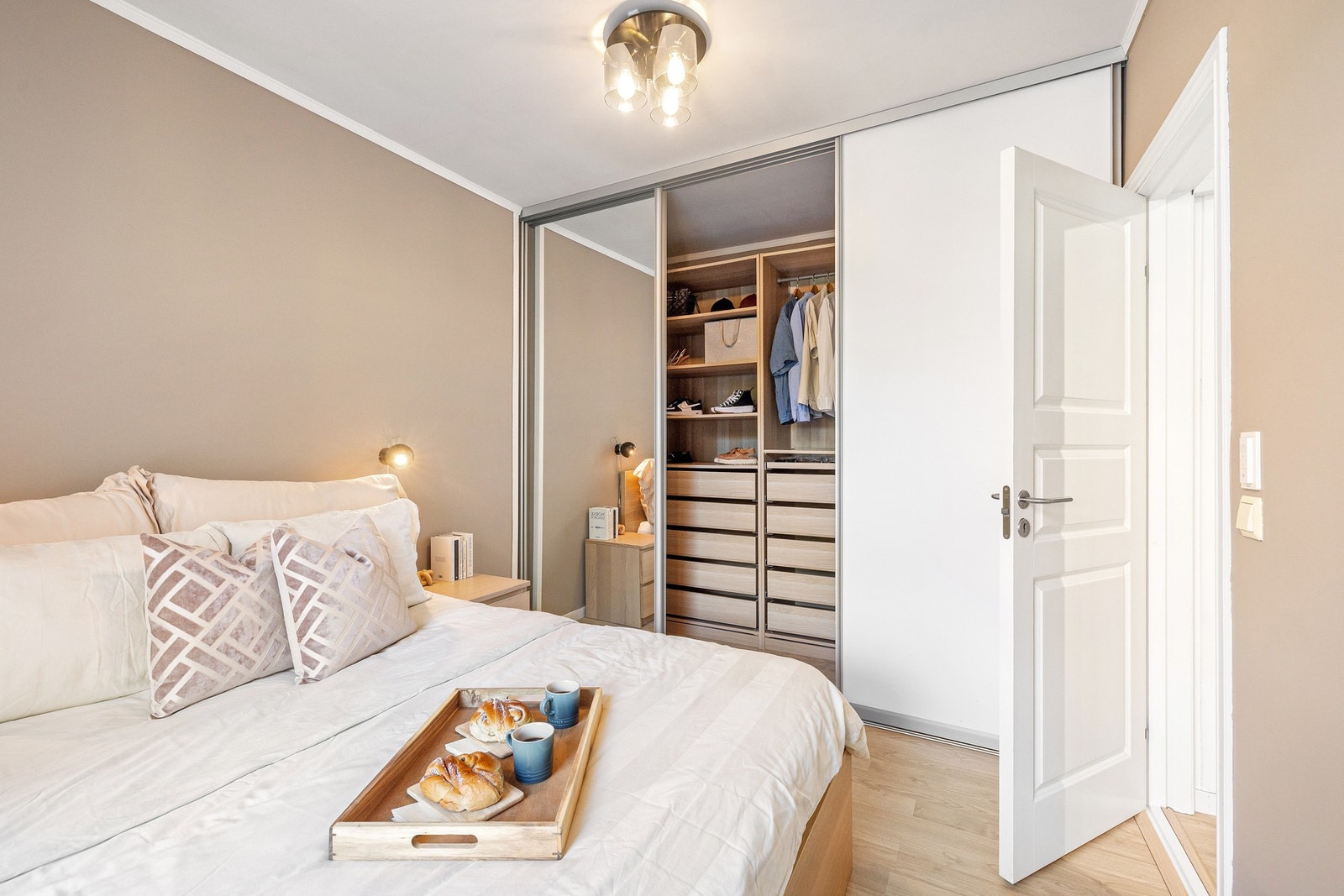 Hovedsoverommet er malt i en dempet og varm beigetone, og gulvet er belagt med pen laminat. Galleribilde