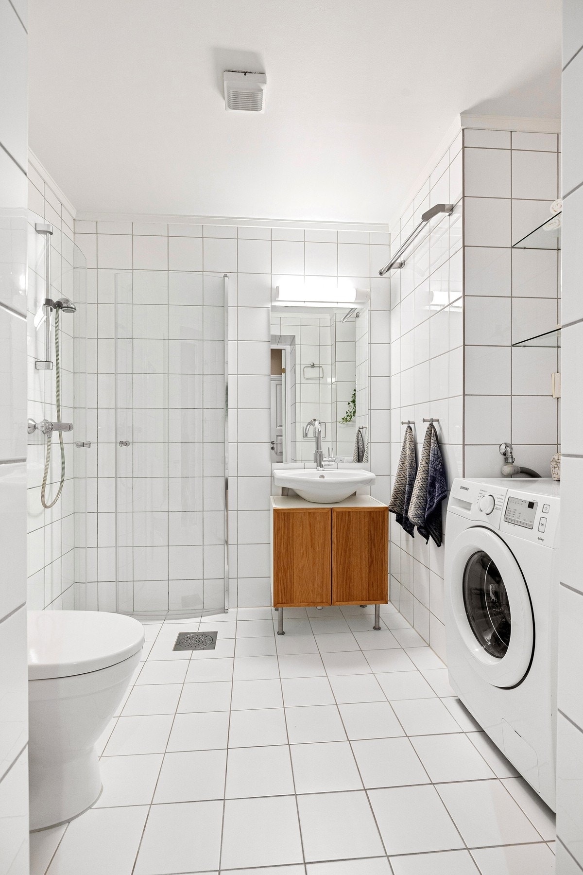 I 2006 ble det lagt nye gulvfliser med behagelige varmekabler, og taket ble fornyet i 2009. Baderomsinnredningen er fra 2004. Galleribilde