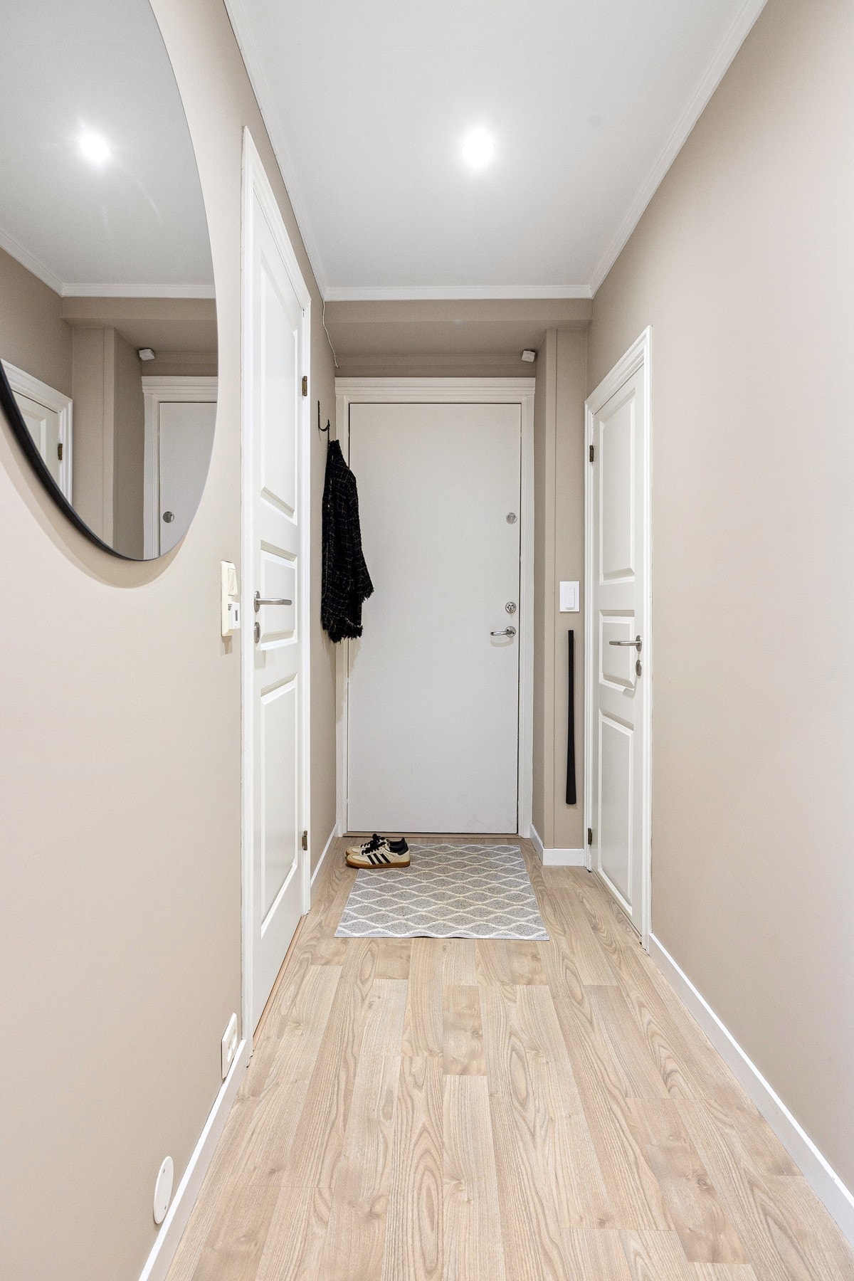 Samme år som boligen ble overflateoppusset (2018) ble det lagt behagelig gulvvarme både i gangen og stuen. Galleribilde