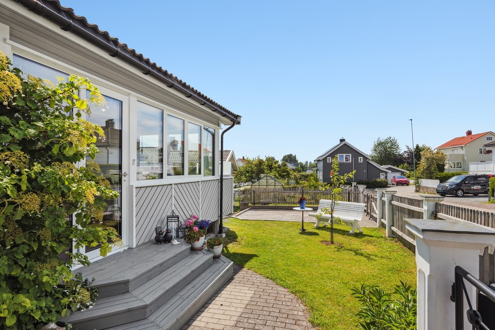 Fra vinterhagen er det trapp til hagen. Galleribilde