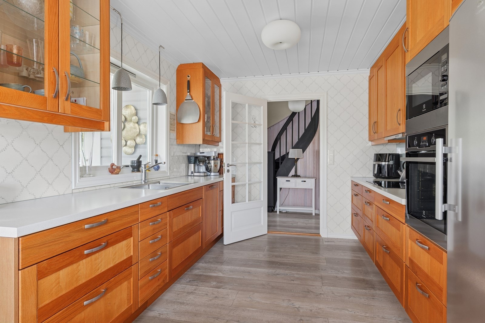 Kjøkkeninnredning fra 2014 med fronter i heltre og finert eik utførelse. Laminerte benkeplater med rustfrie kummer. Galleribilde