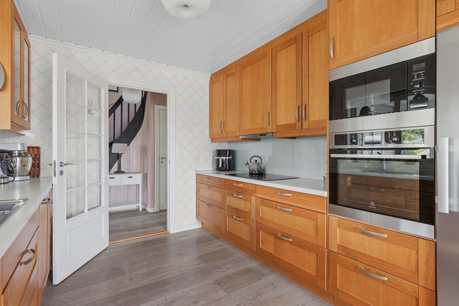 Kjøkkenet er videre utstyrt med integrerte hvitevarer som oppvaskmaskin, stekeovn og induksjonstopp. Kjøkkenventilator med avtrekk ut. Galleribilde