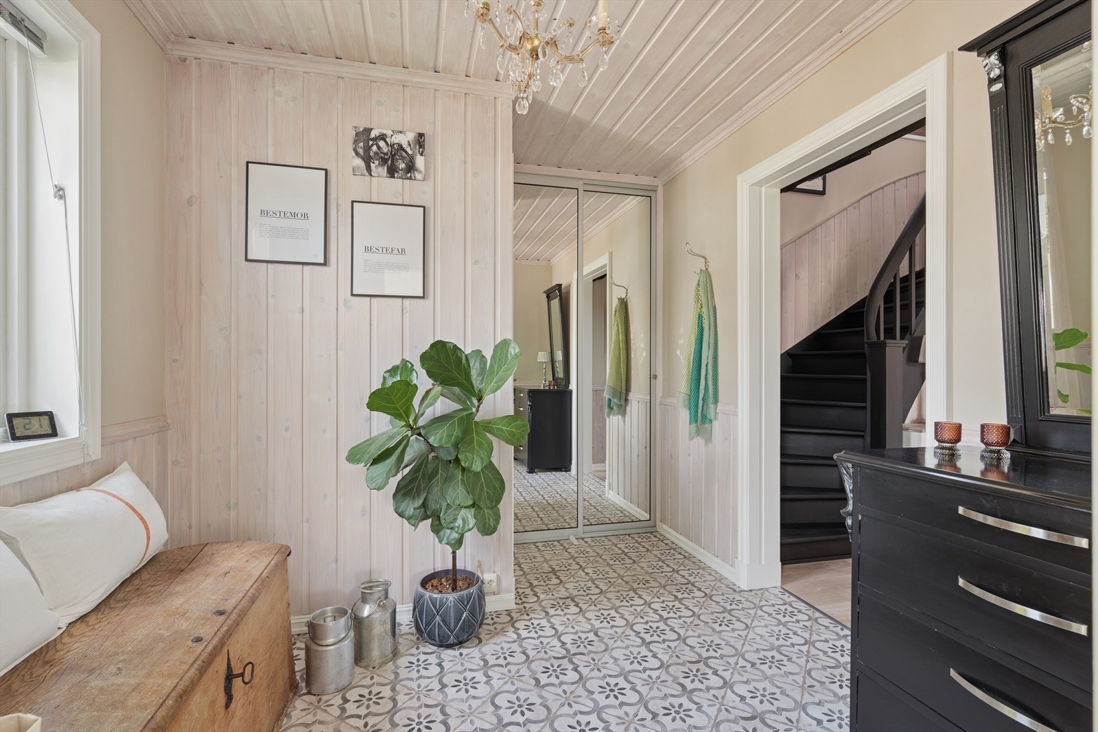 Entréen har praktiske fliser på gulvet, og godt med oppbevaringsplass til yttertøy. Galleribilde