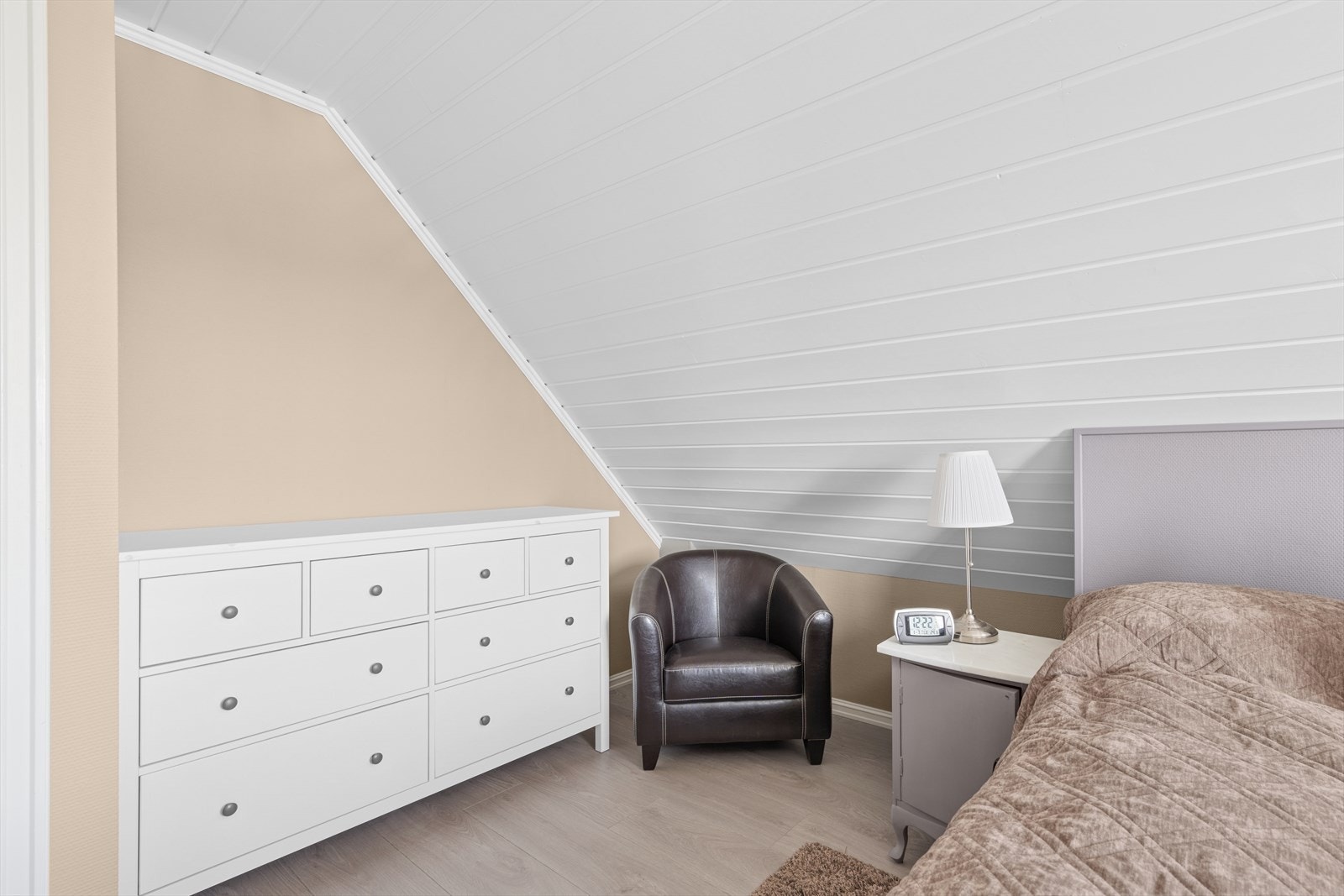 Soverommet har også god garderobeplass. Galleribilde