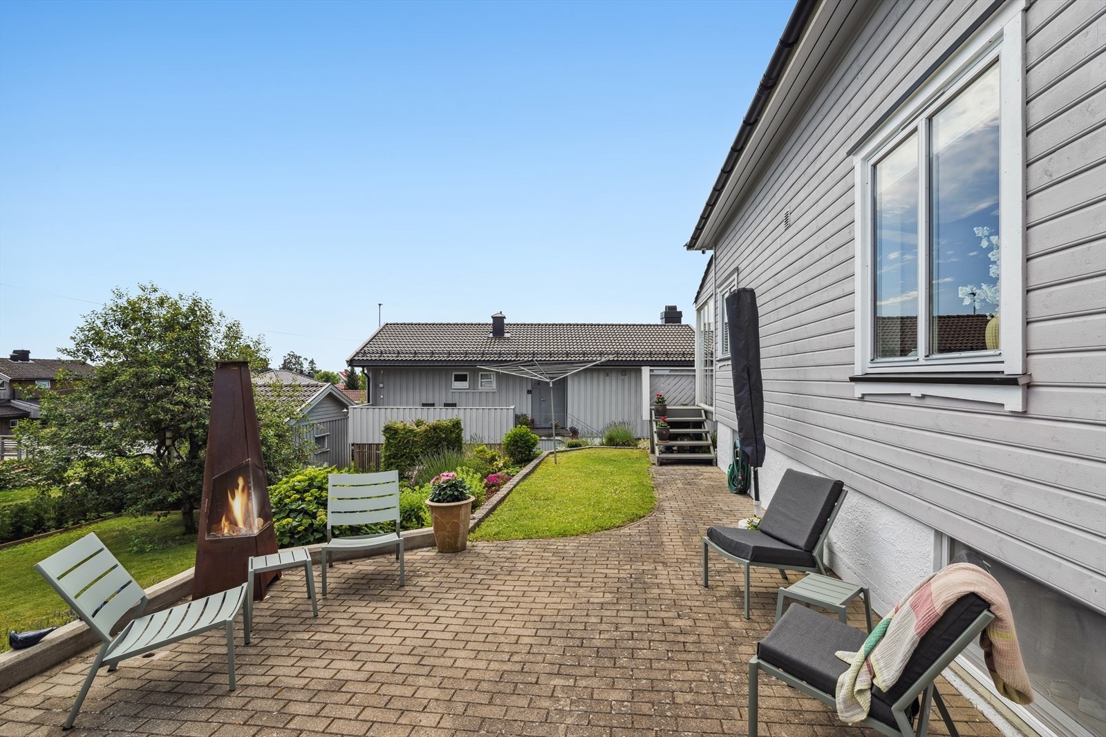 Eiendommen har fine uteplasser. Galleribilde