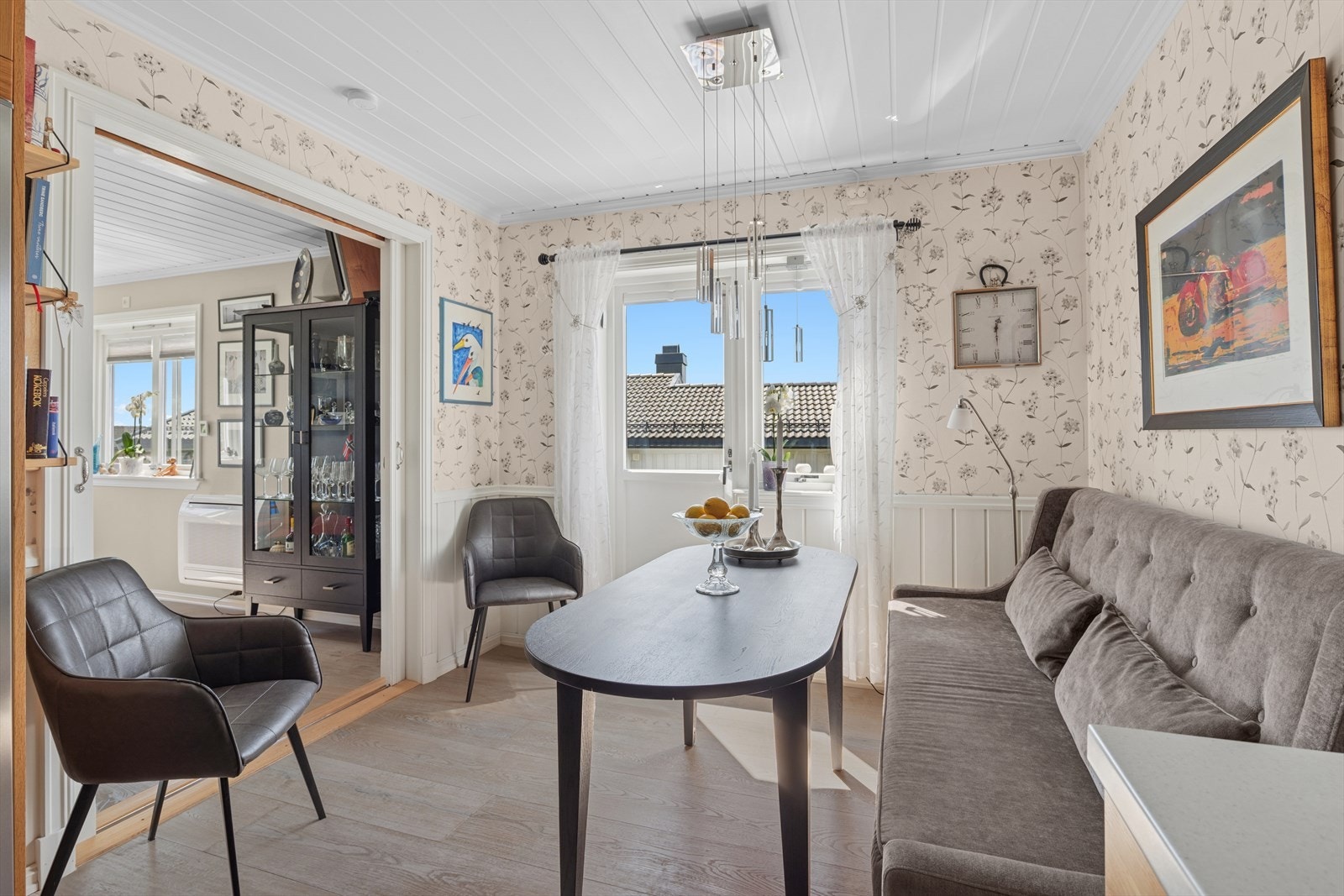 Fra kjøkkenet er det utgang til uteplass. Galleribilde