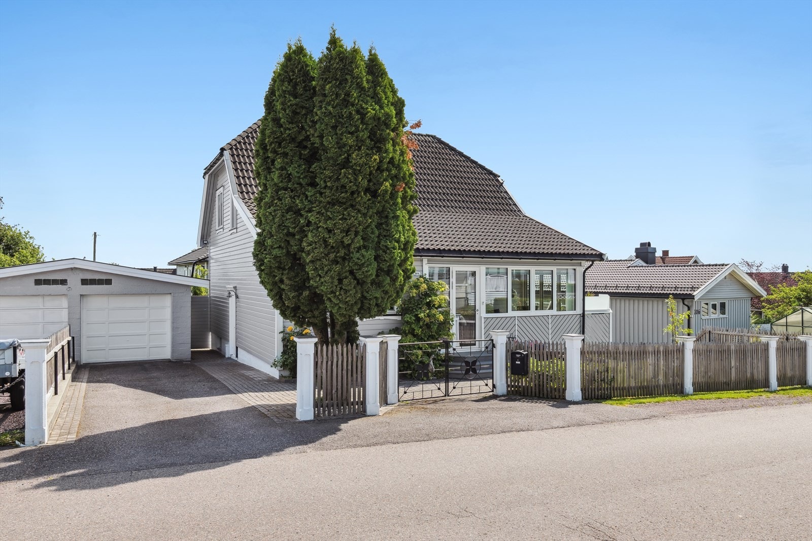Eiendommen har en garasje, samt god plass i gårdsplassen. Galleribilde
