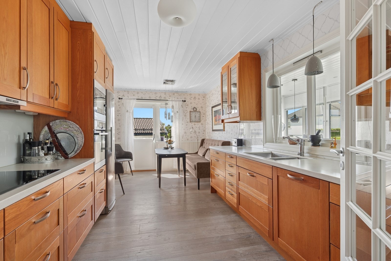 Hyggelig familiekjøkken med god plass til spisebord. Galleribilde