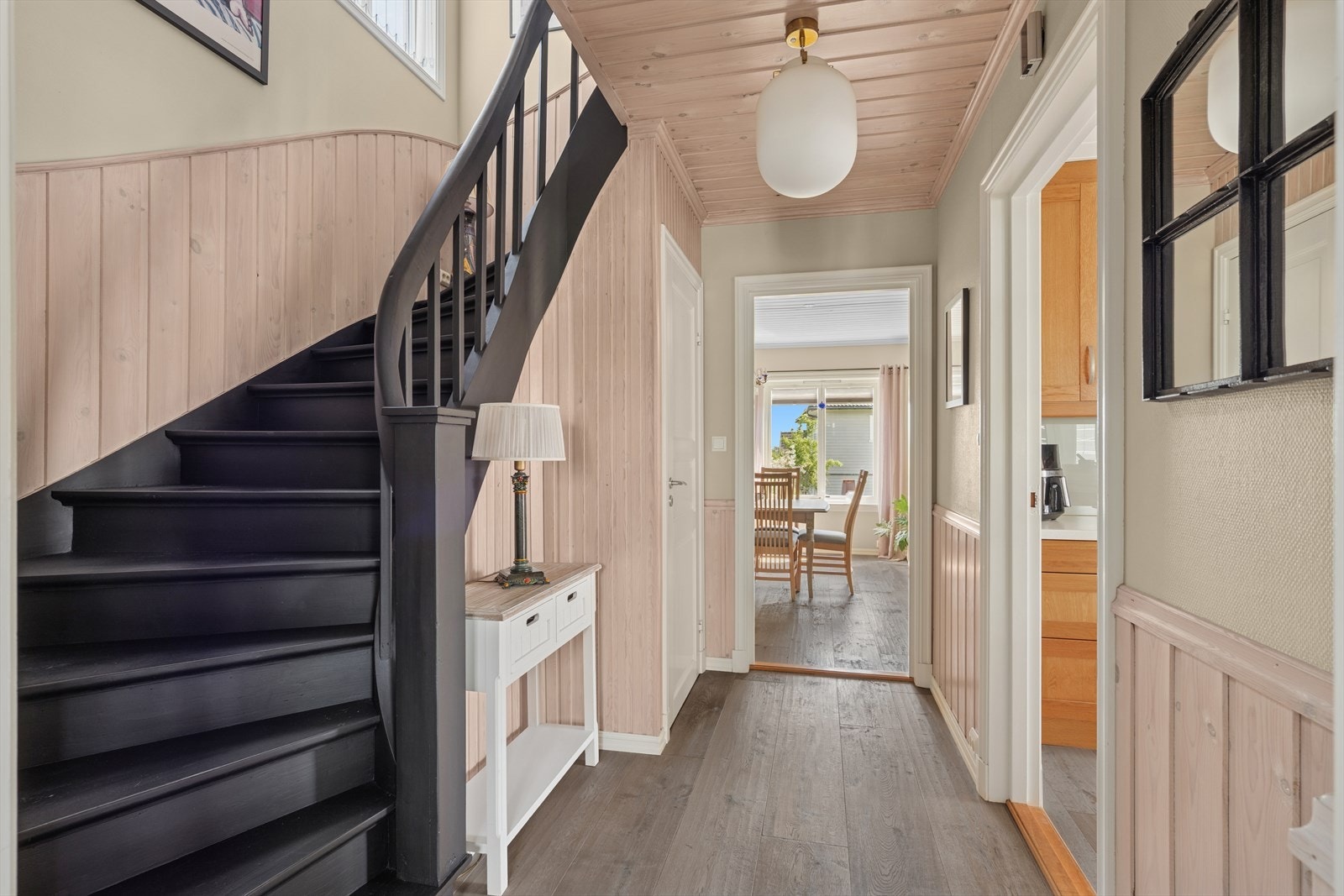 Fra gangen er det trapp til andre etasje. Galleribilde