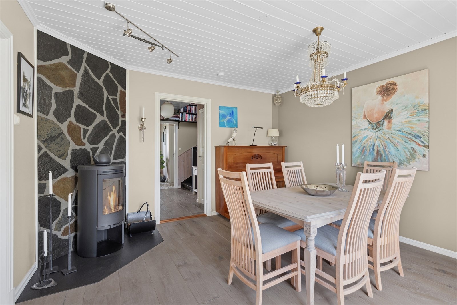 Det er montert et fint ildsted som sørger for lun varme og knitrende god stemning på kalde dager. Galleribilde